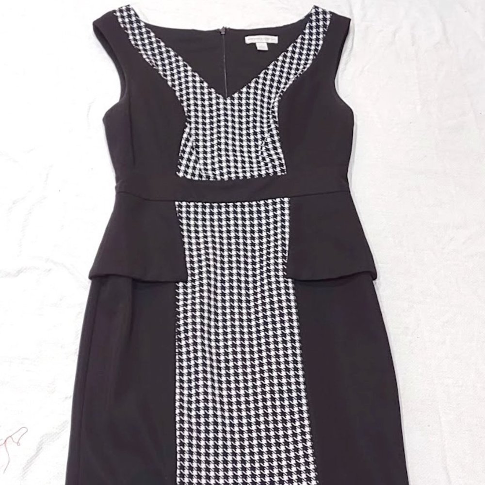 NEW YORK AND CO BLACK AND WHITE HOUNDSTOOTH WAIST BAND PAPLUM SLEEVELESS SIZE 2